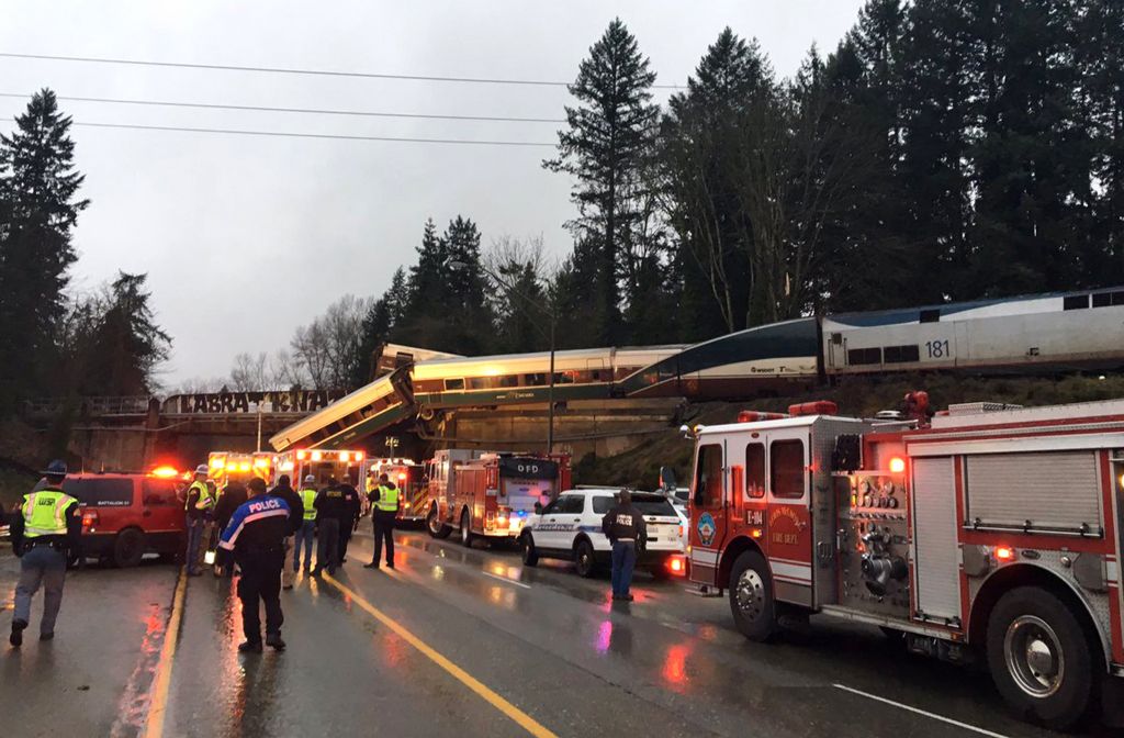 FOTO in VIDEO: Potniški vlak se je iztiril, mrtvih več ljudi