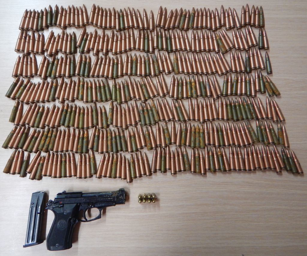 FOTO: Mladoletnik doma skrival pištolo in na stotine nabojev