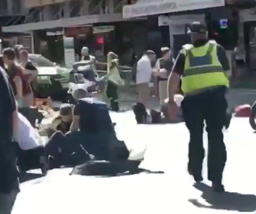 VIDEO: Dramatično reševanje: prevozil rdečo in zapeljal v množico
