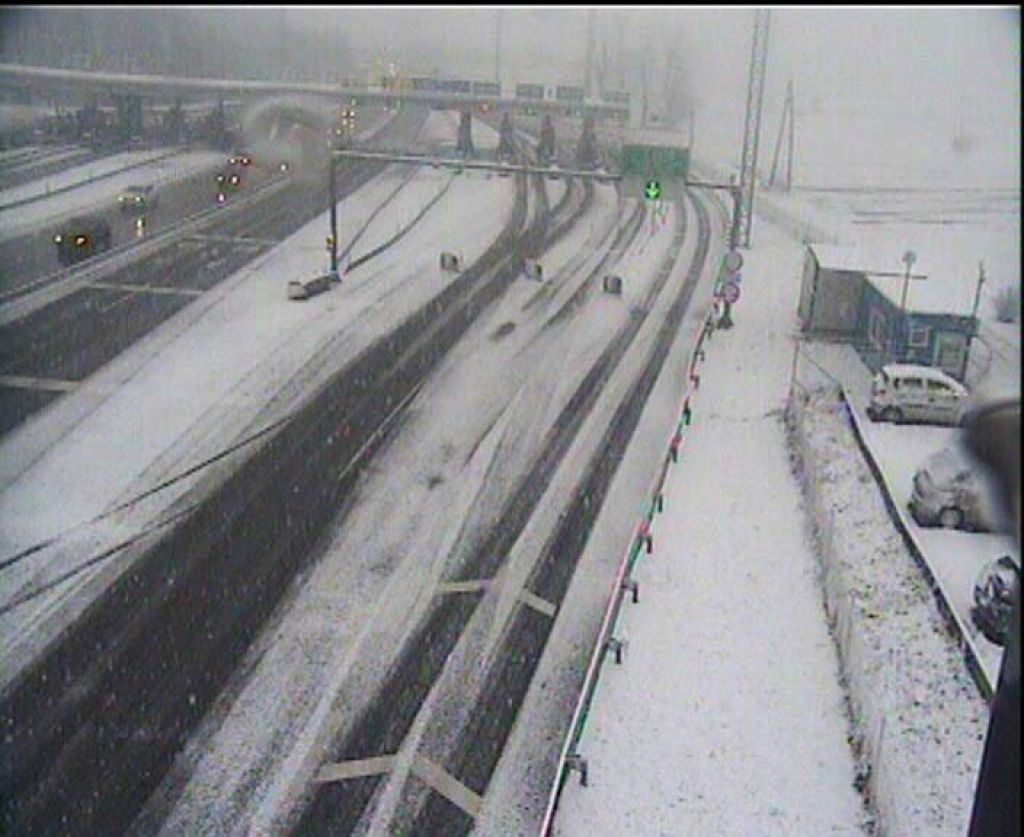 Sneg močno ovira promet, na primorki zdrsi tovornjakov in kilometrske kolone