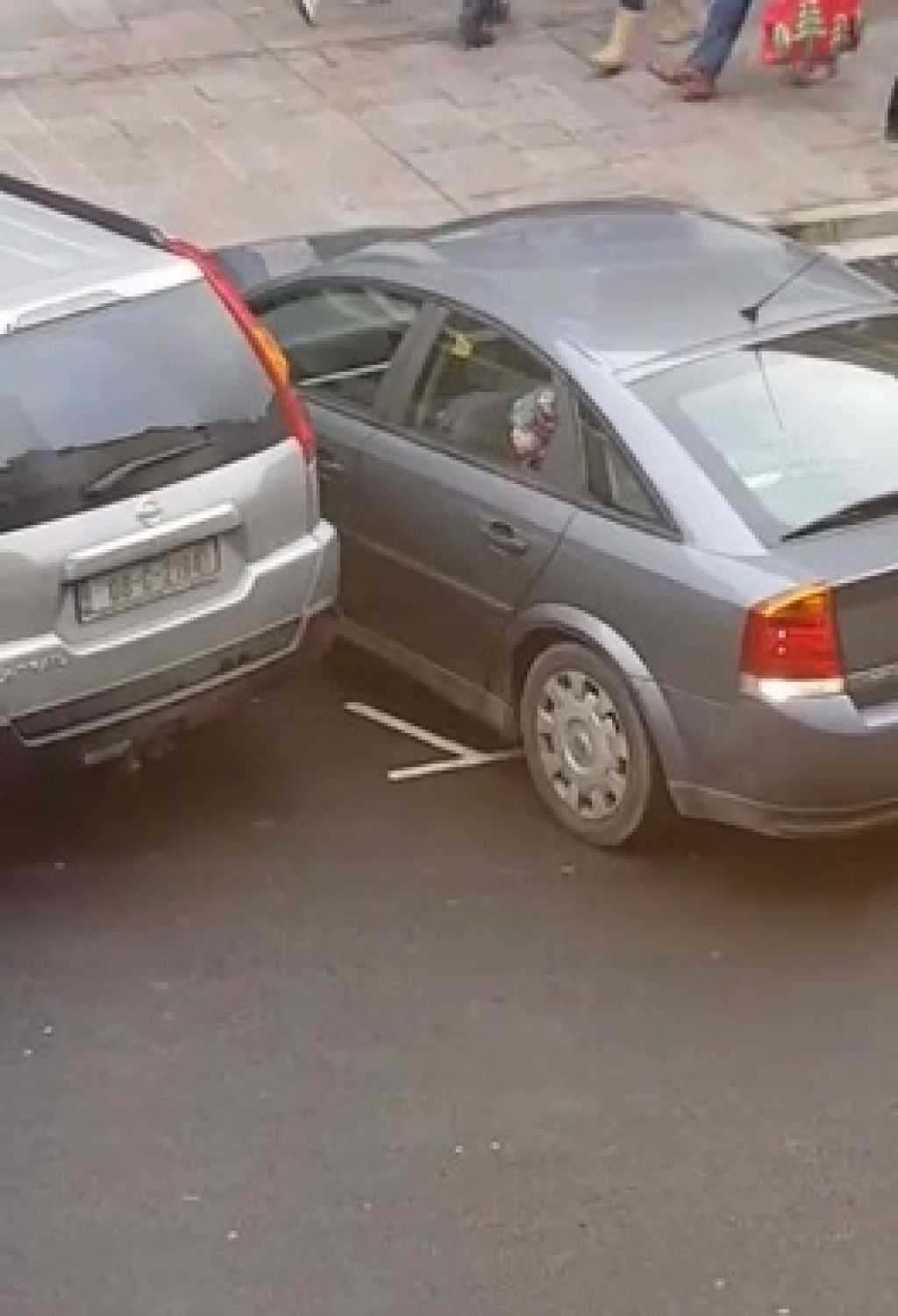 VIDEO: Razbila mu je avtomobil, nato pa ušla