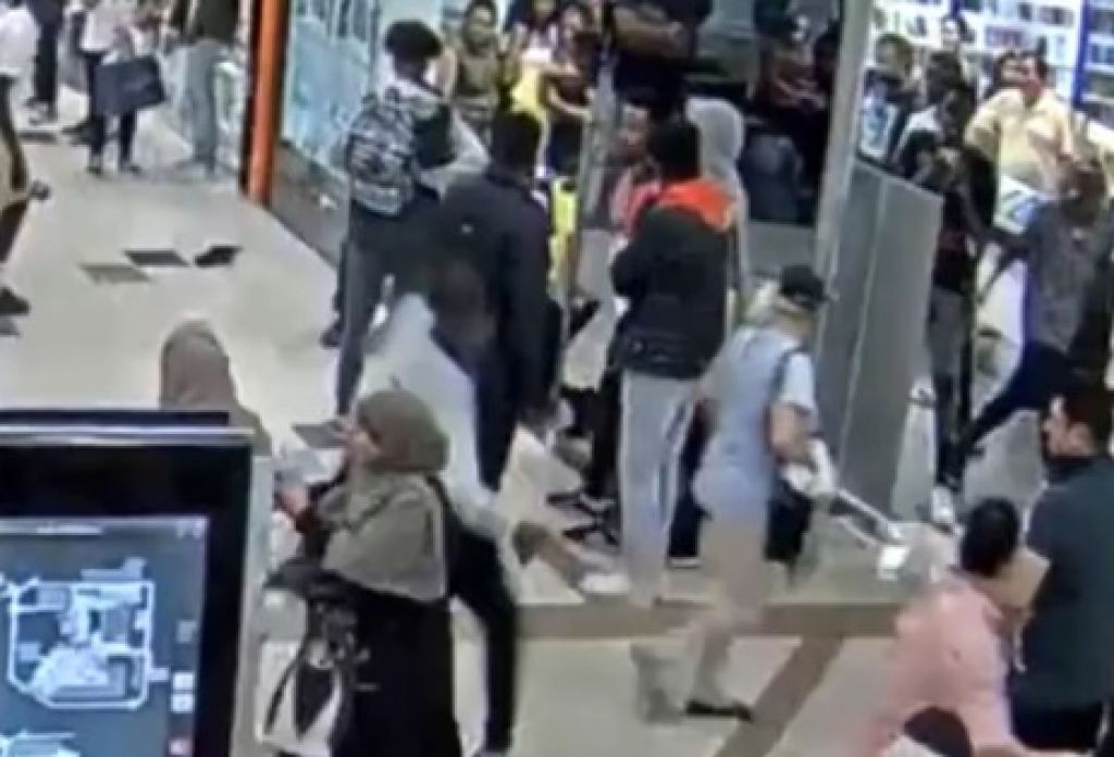 VIDEO: Policista brcnil v obraz in jo popihal