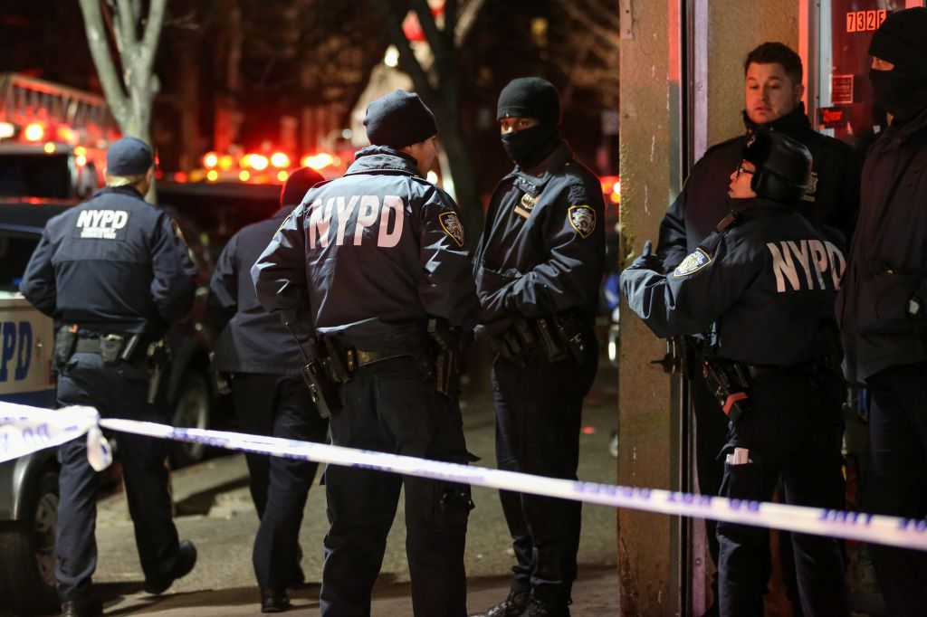 FOTO: Huda noč v NY, 14 mrtvih, žrtev tudi enoleten otrok