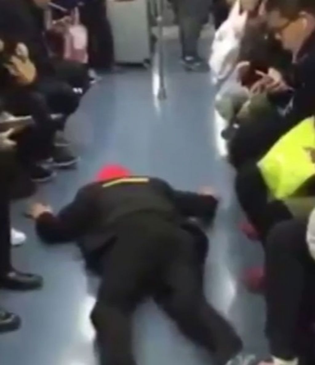 VIDEO: Treslo ga je na tleh, odziv potnikov je šokanten