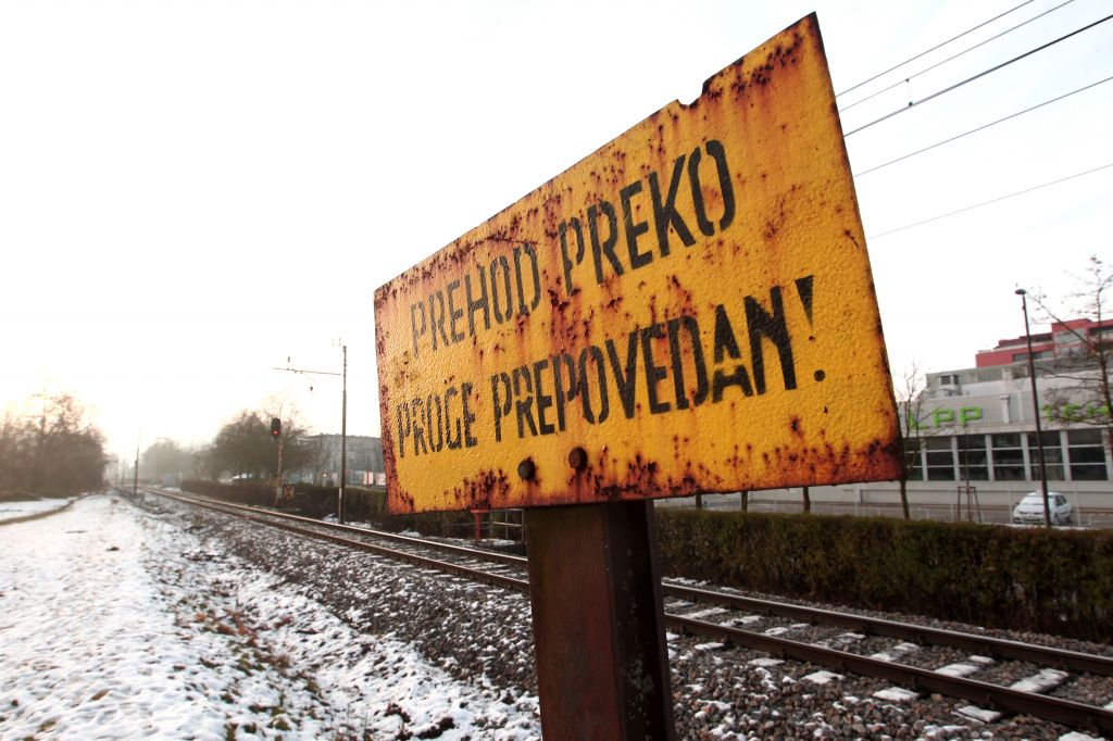 Tragedija na železniški progi: mlajša oseba umrla na kraju
