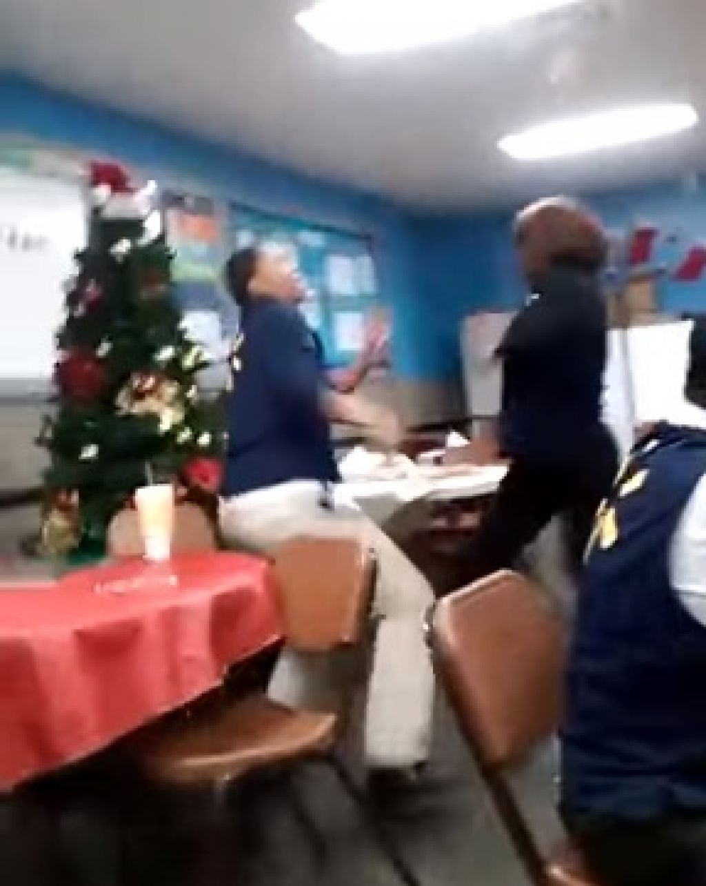 VIDEO: Božična zabava se je končala z vihtenjem pesti