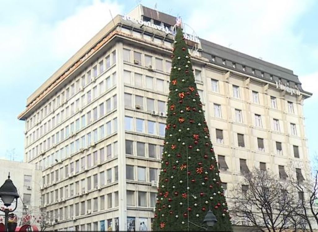 VIDEO: Predrago božično drevo zasuli s toaletnim papirjem