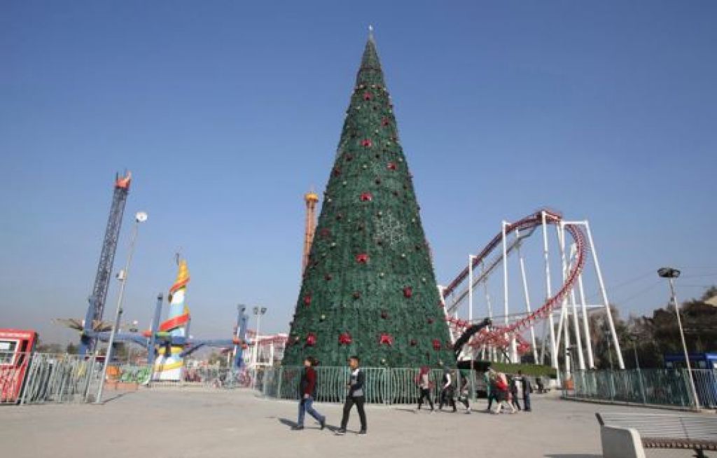 FOTO: Musliman plačal za 10-metrsko božično drevo