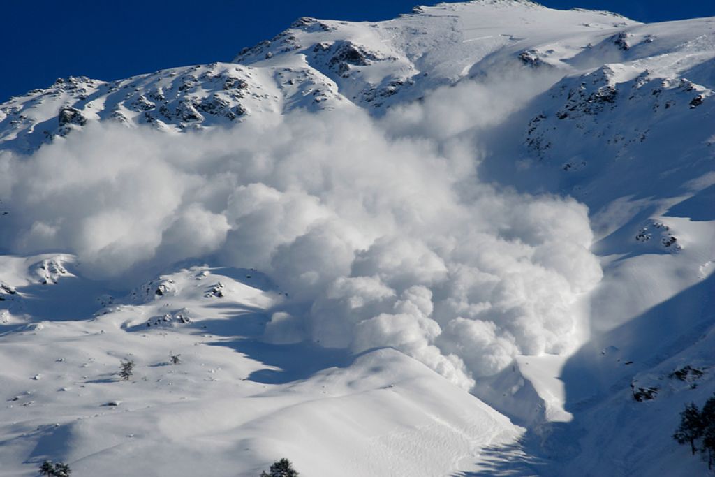 V plazovih v Alpah umrli trije plezalci, truplo 31-letnika našli tri metre pod snegom