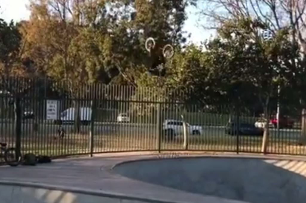 VIDEO: Pa ta je nor! Skoraj se je ubil, ko je hotel preskočiti ograjo