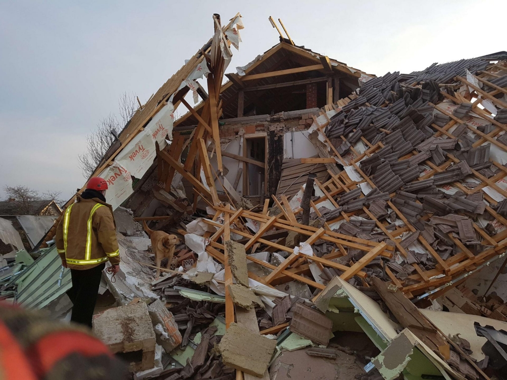 FOTO: Iz porušene hiše so jo reševali 45 minut