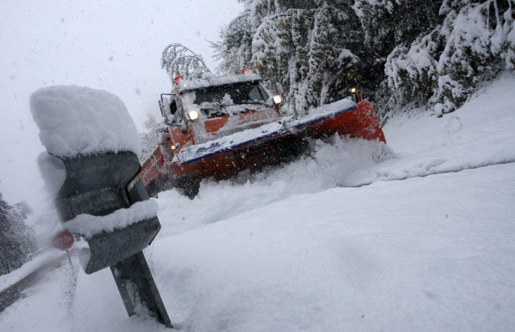 Obilno sneženje zajelo državo, Arso izdal opozorilo