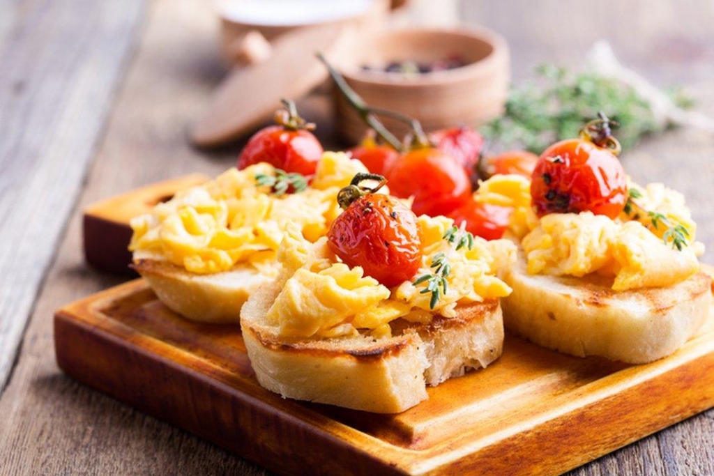 Sobotni zajtrk: Topli sendvič z umešanimi jajci in sirom