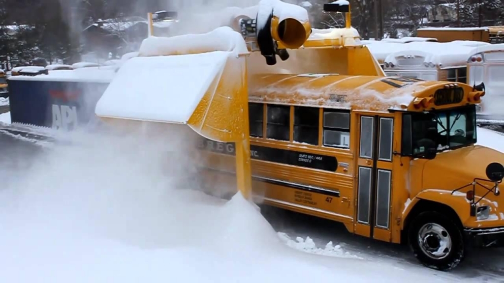 Ustavili avtobus z 1,6 tone snega na strehi