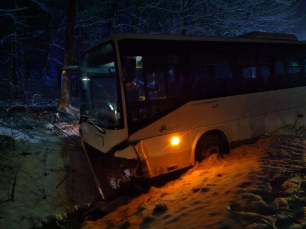 FOTO: Zapeljal pred poln avtobus potnikov, trčenje je bilo neizbežno