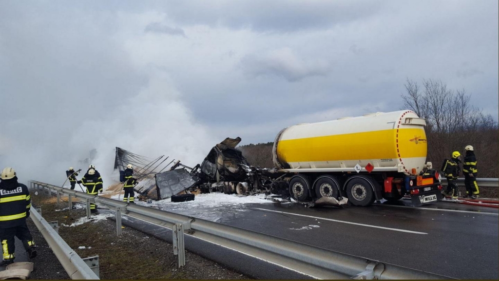 FOTO in VIDEO: Tragedija na primorski avtocesti: voznik cisterne je umrl