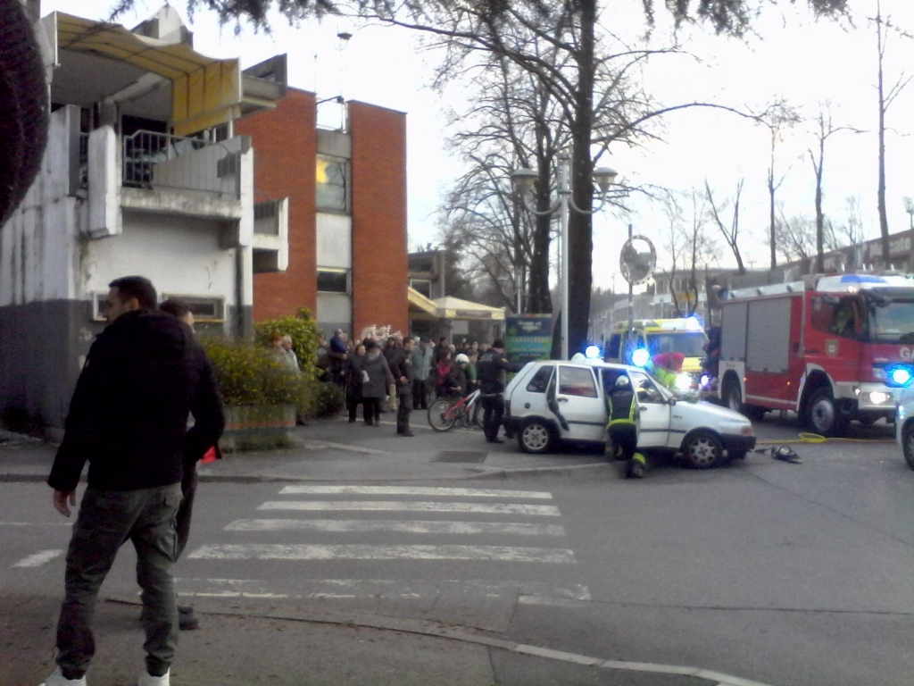 FOTO: V Novi Gorici osebo rezali iz vozila