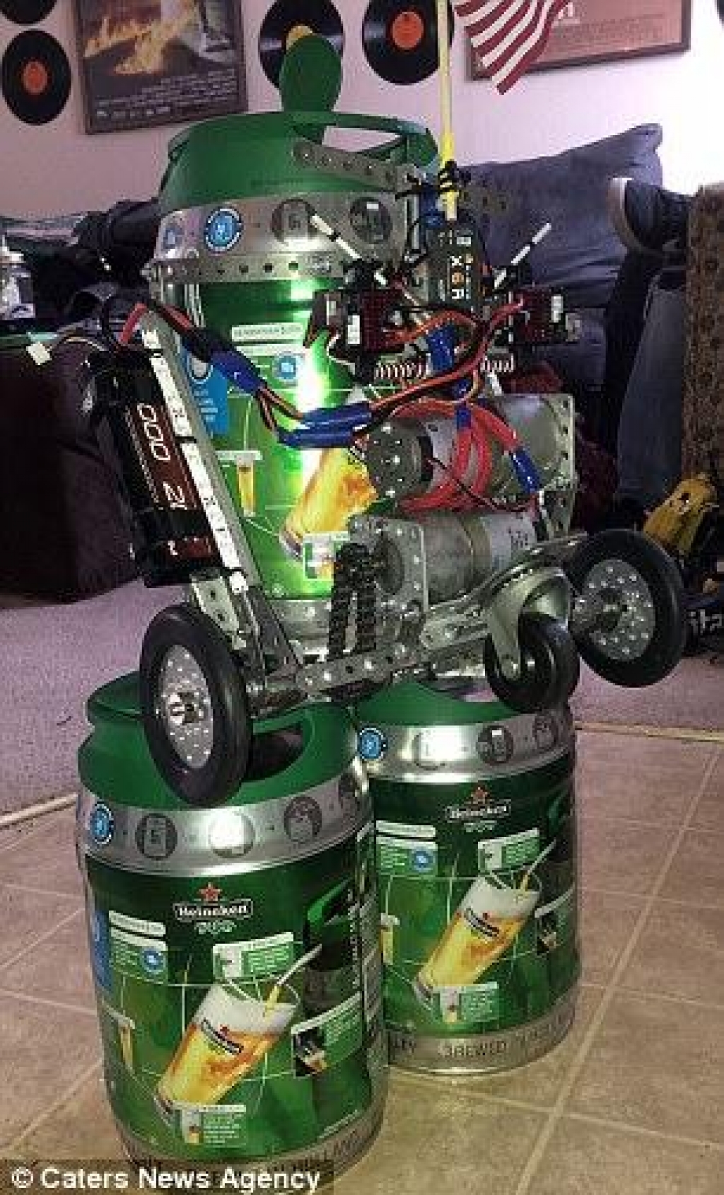 Pivo mu do kavča prinese robot