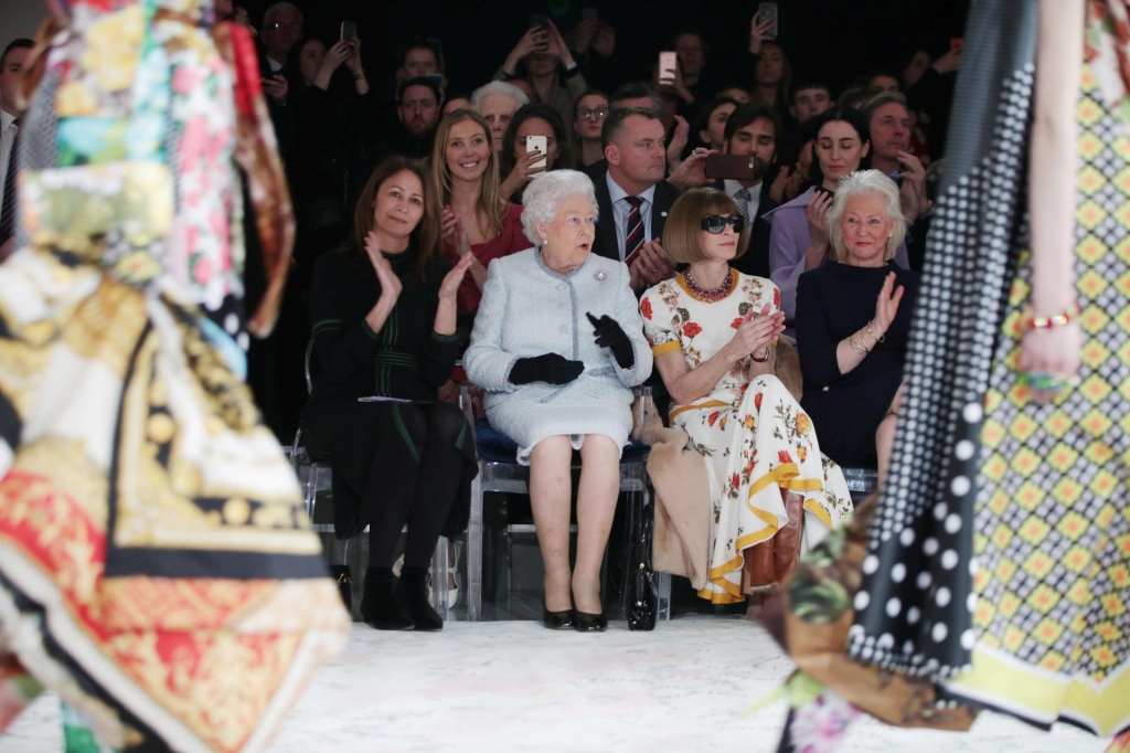 Kraljica pri 91 prvič na londonskem tednu mode