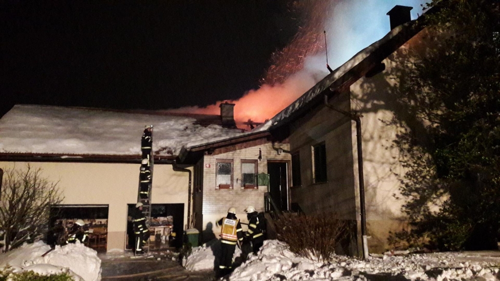 FOTO: Ognjeni zublji družini vzeli hišo