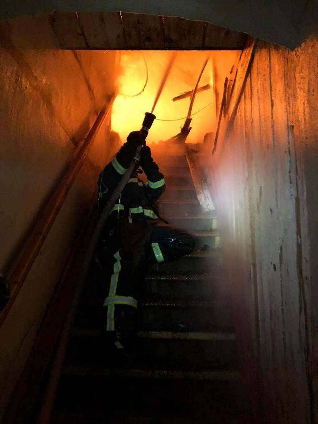 FOTO: Ogenj jim je vzel 300 let star dom