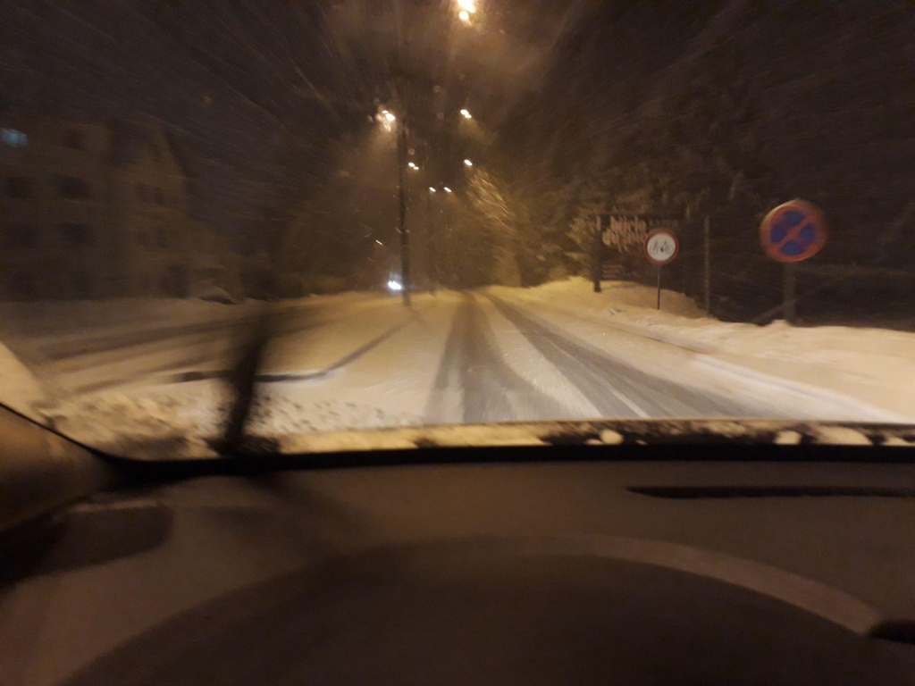 Primorska avtocesta zaprta, sneg se ponekod oprijema cestišč