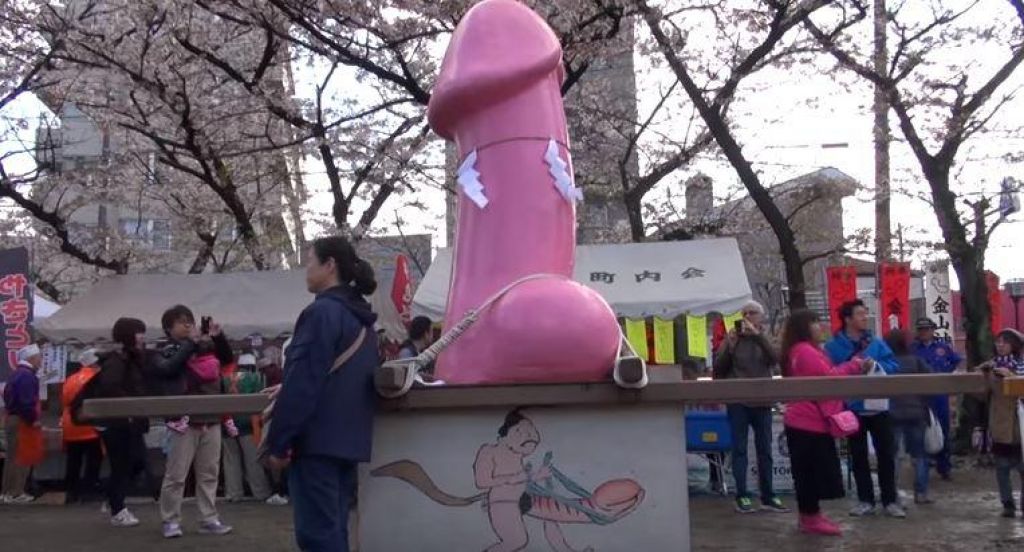 VIDEO: Penisu v čast, na festivalu ga ližejo za srečo in slavijo
