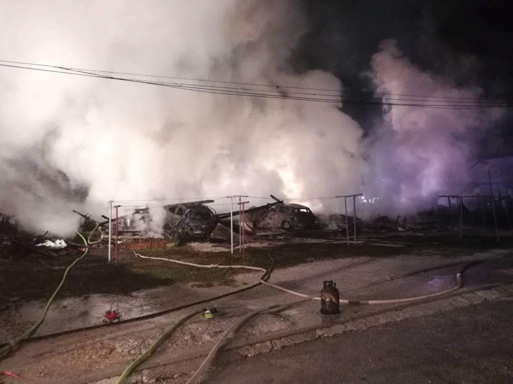 FOTO: Nočna drama v Mežici: reševali in evakuirali 50 ljudi, poškodovana gasilka