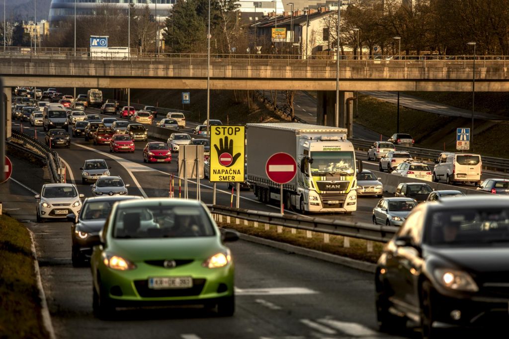 FOTO: Lažnive table na avtocesti proti Ljubljani