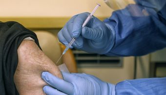Cepljenje proti koronavirusu se nadaljuje. FOTO: Blaž Samec, Delo