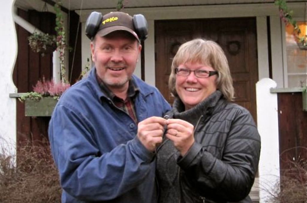 Po 16 letih na korenčku našla poročni prstan