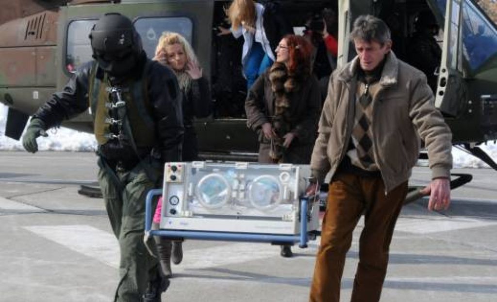 Vojaki iz snega rešili novorojenčka