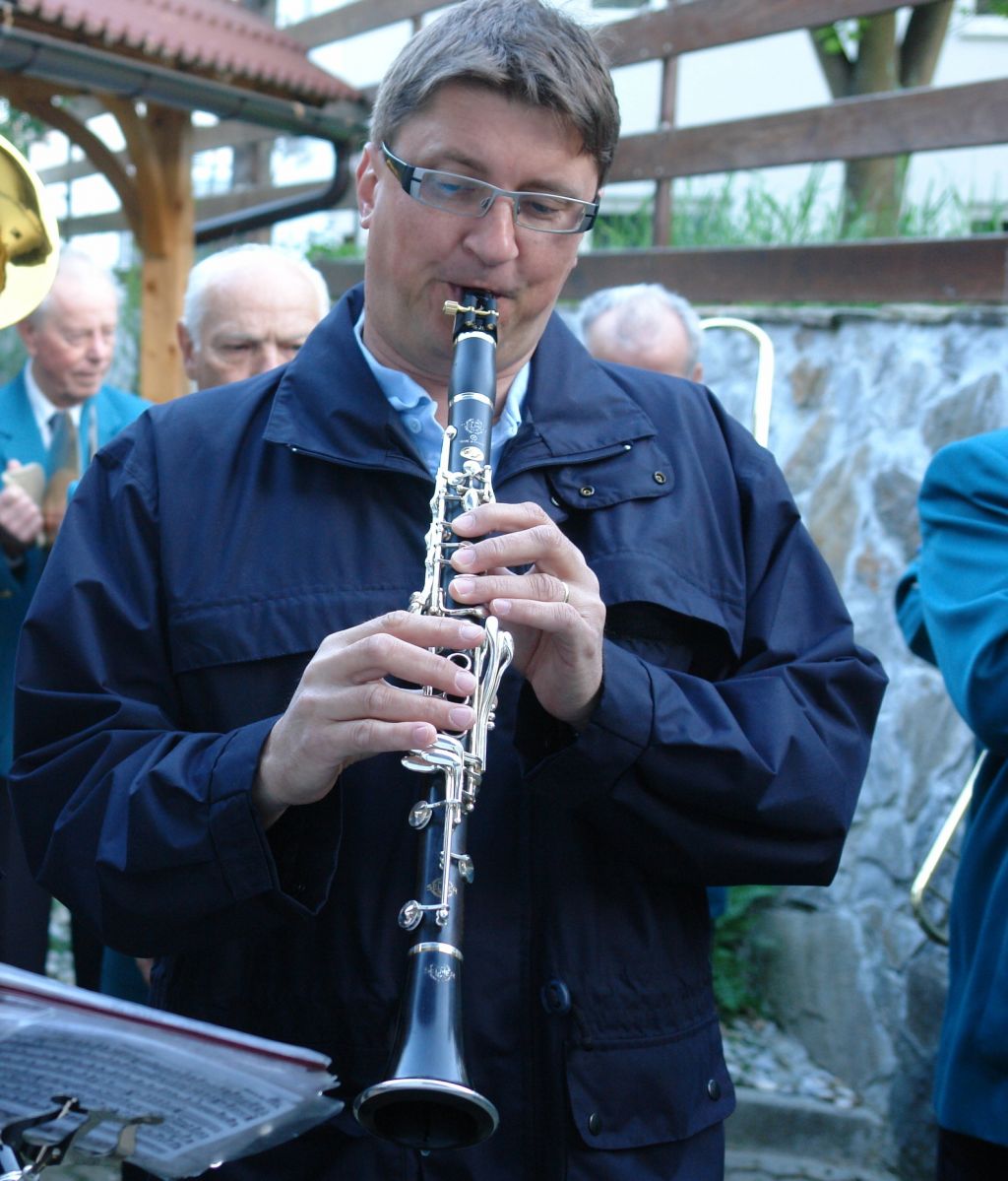 Profesor klarineta, ki  gode tudi po narodno