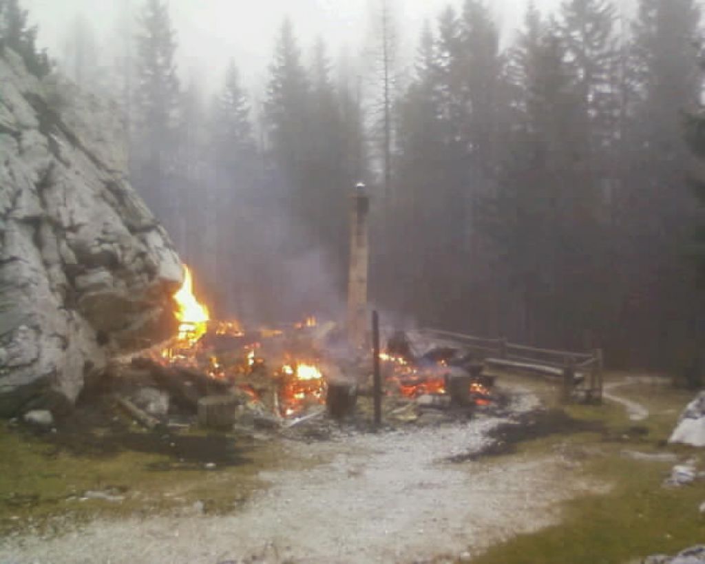 Požar uničil zavetišče in  bazo gorskih reševalcev