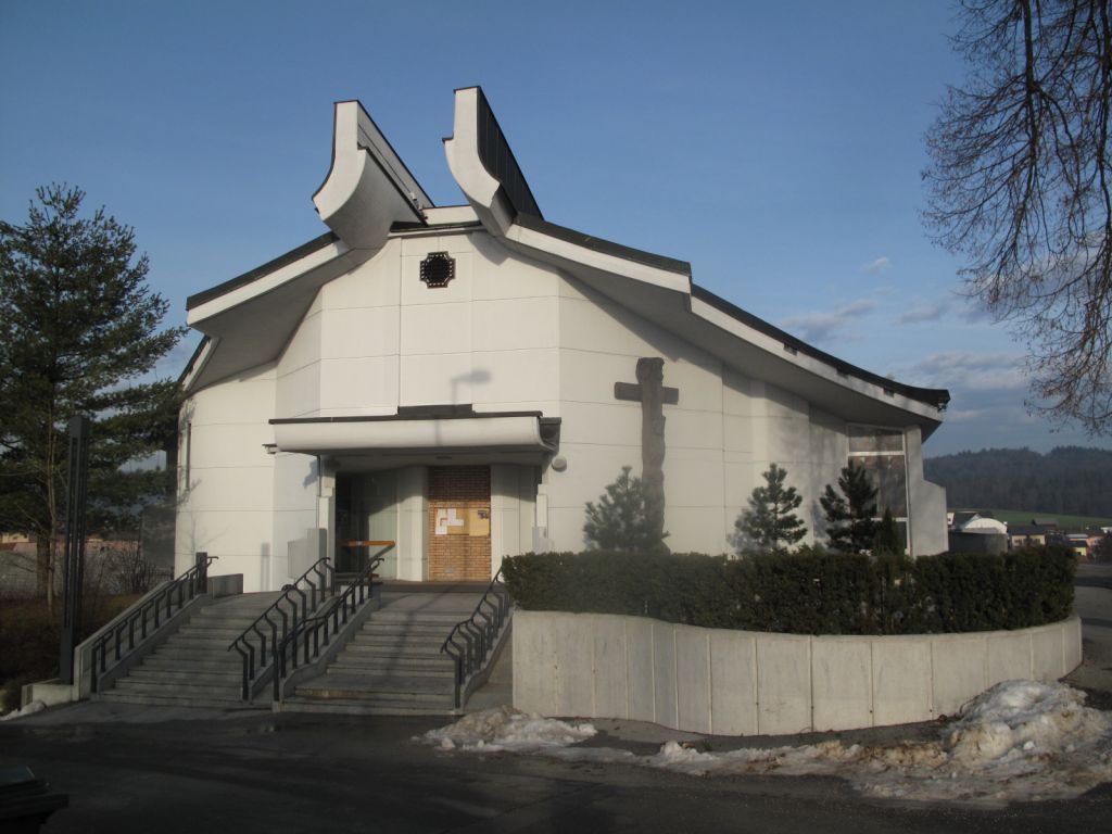 Lopovi skalpirali cerkev v Grosuplju