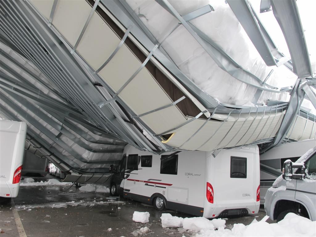 Sneg pokopal avtodome in prikolice, škoda je milijonska