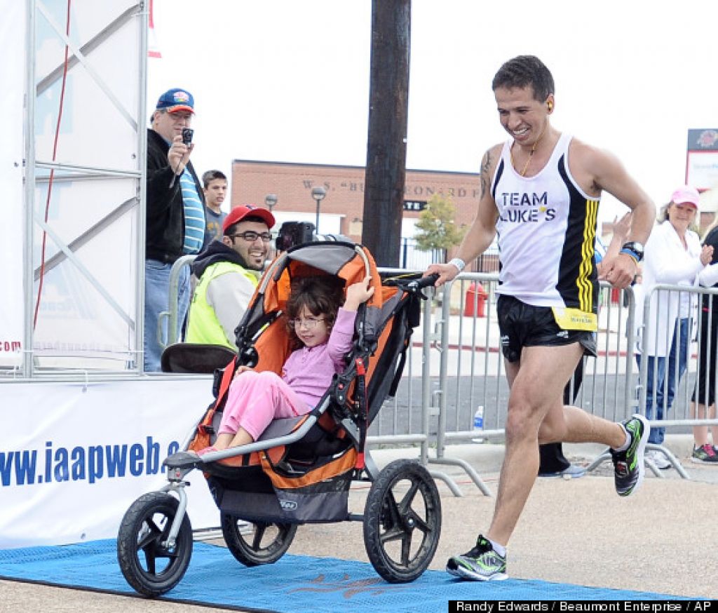 Na maratonu zmagal z otroškim vozičkom