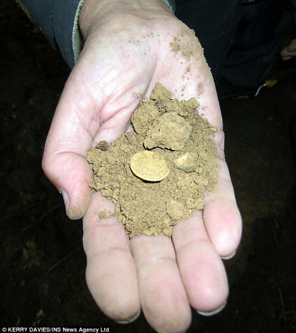 Kupil detektor kovin, odkril rimske zlatnike