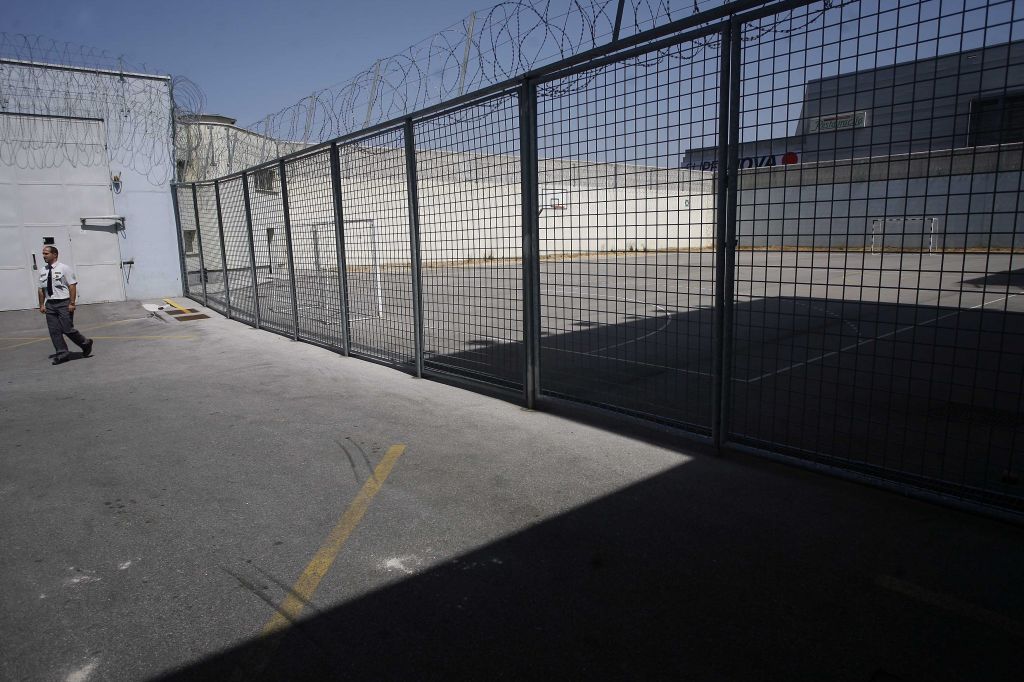 Zapori so polni, pred vrati 700 obsojencev