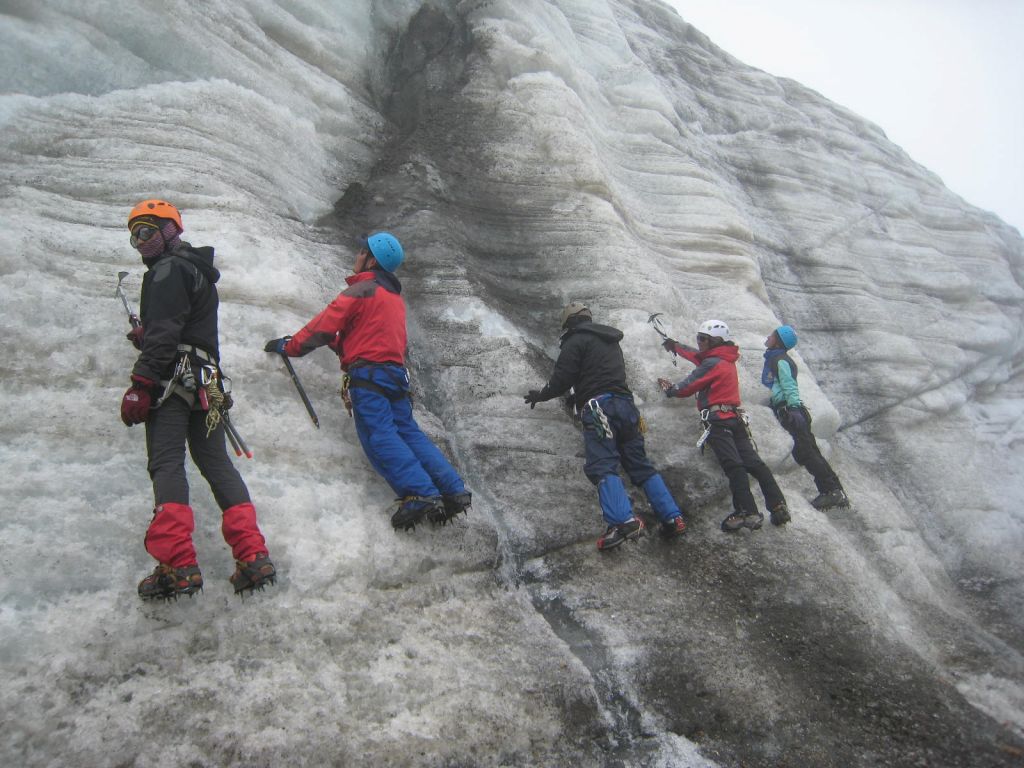 Slovenci alpinistično šolo predali Nepalcem