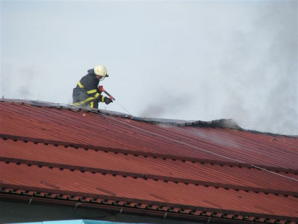Na gasilca se je zrušila streha