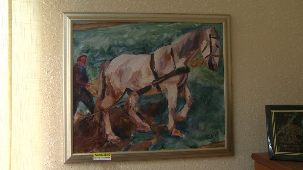 Občini rubili stanovanja in celo sliko s konjem