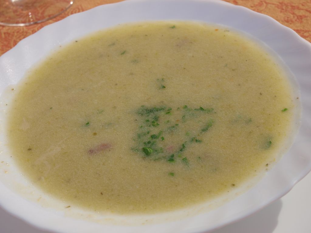 Poceni kosilo: zelenjavna juha, pečenka in makov zavitek