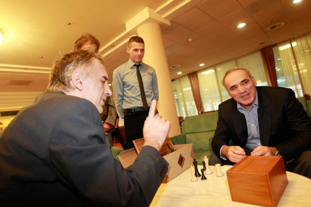 Lesene skrinje za družine in Kasparova
