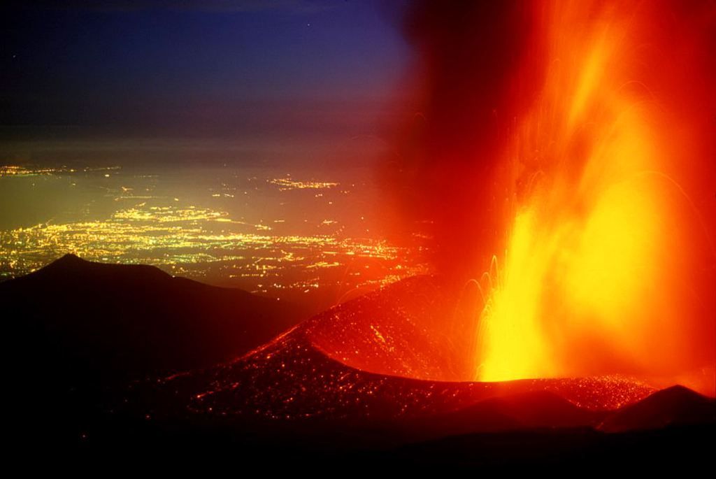 Je živahna Etna le uvod za Vezuv?