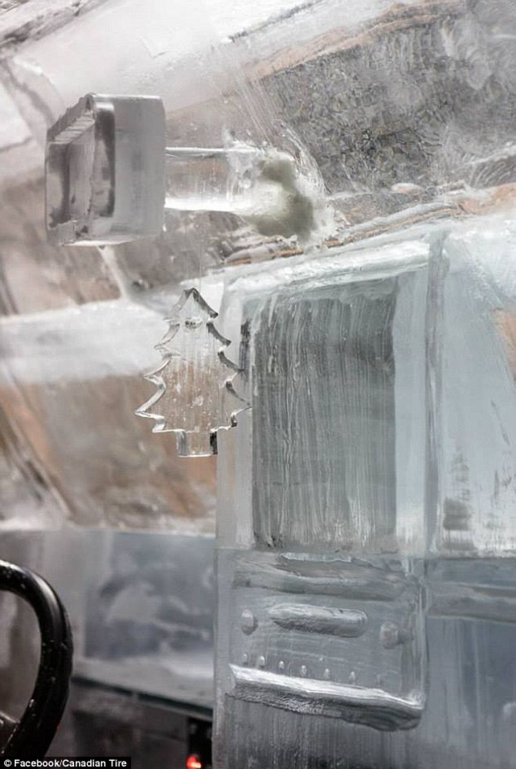 VIDEO: Iz petih ton ledu so izklesali tovornjak