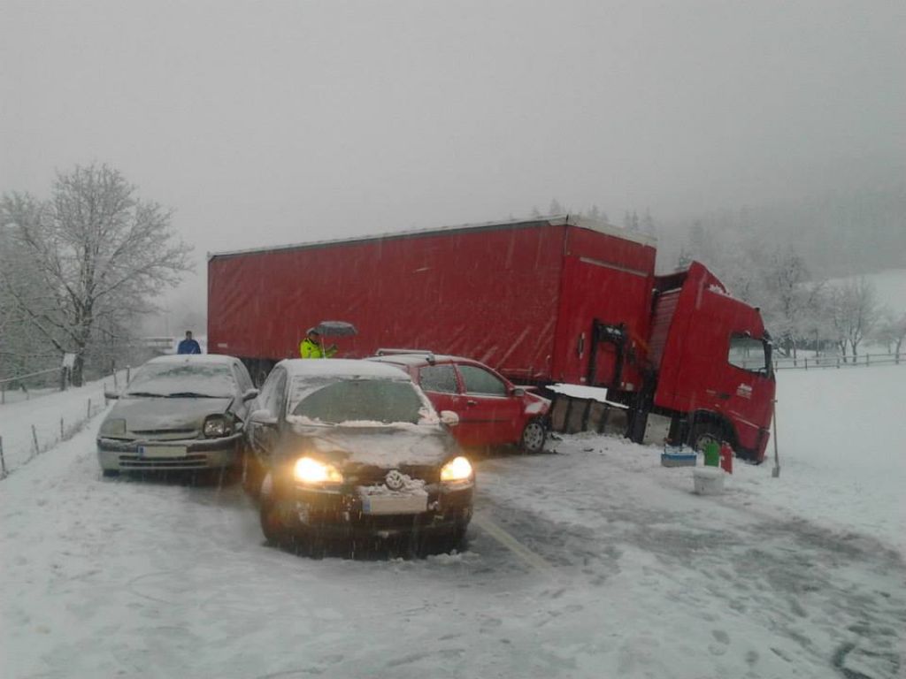 FOTO: Trčili tovornjakar in  trije avtomobilisti