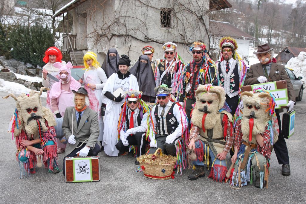 Skrivnostne maske v vasi goriškega slavčka