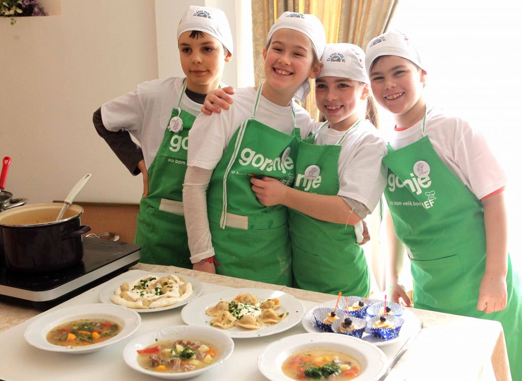 Ljubljanski šolarji kuhali tudi juho z žabjimi kraki