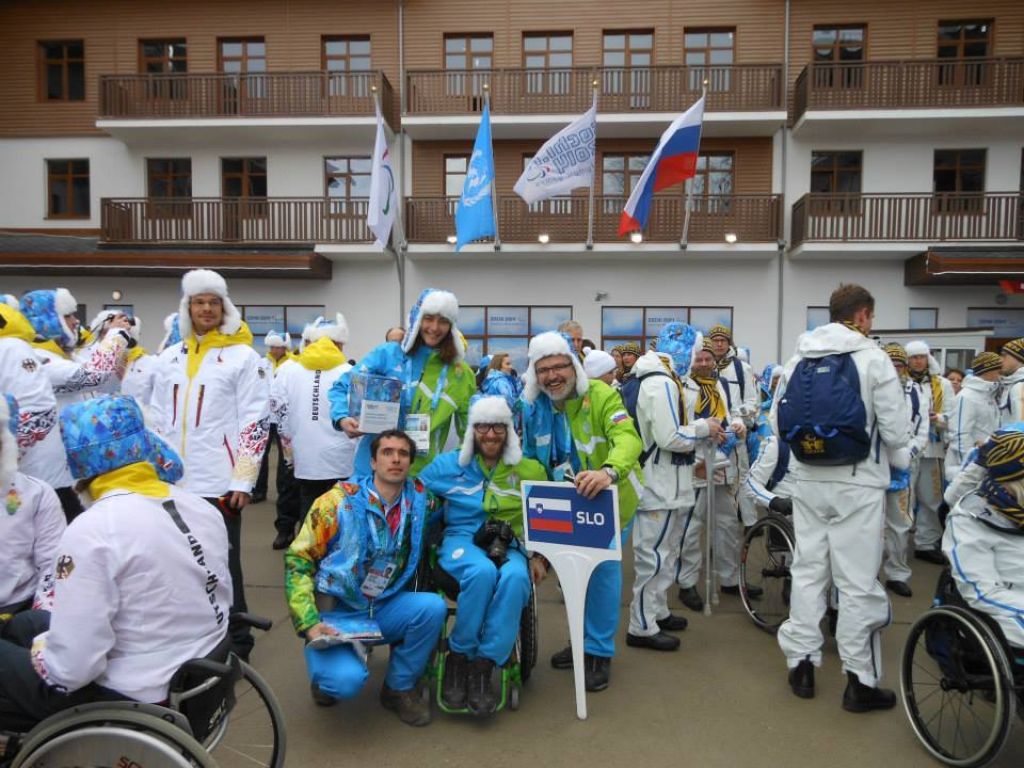 V Sloveniji gradi hiše, v  Rusiji pomaga invalidom